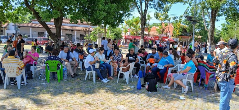 Un descanso en la plazoleta de la iglesia de la madre común de los paraguayos para recobrar fuerzas para el retorno a casa. 