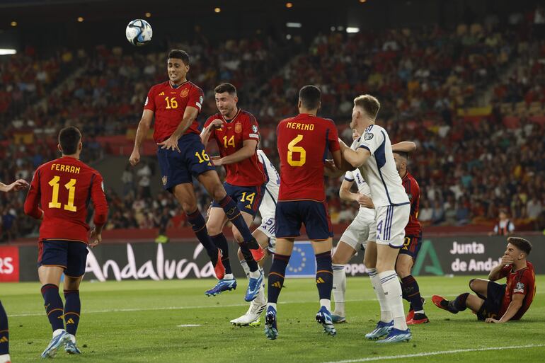 Rodrigo Hernández, Rodri (27), una de las figuras españolas,  se eleva para conectar el balón.