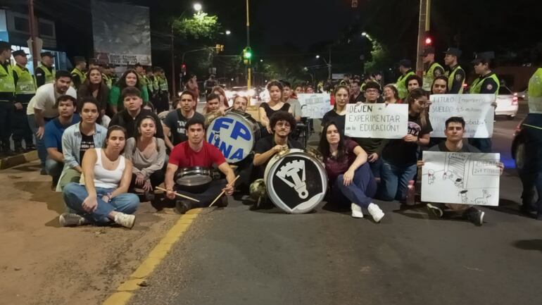 Repudiando el posible manejo del MEC al Cones, estudiantes salieron en la avenida Mcal. López para protestar.