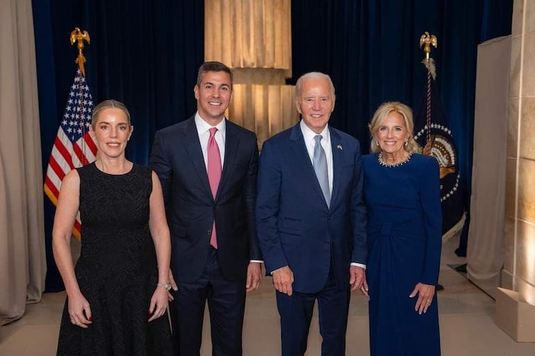 Santiago Peña junto a Joe Biden en Nueva York.