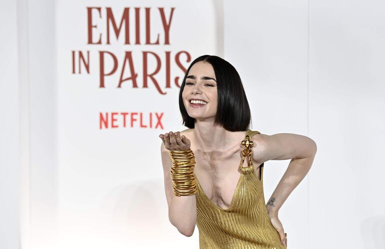 La actriz Lily Collins, feliz durante la presentación de la segunda parte de la cuarta temporada de la serie 'Emily in Paris' de Netflix en Roma, Italia.