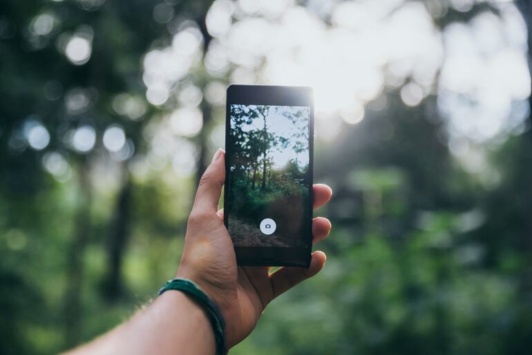 Los celulares son infaltables para guardar nuestros recuerdos, sin embargo, podemos limitar su conexión para que sea más cámara que teléfono.