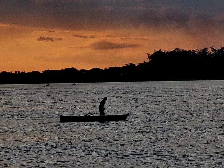 Río Paraguay con el cielo nublado