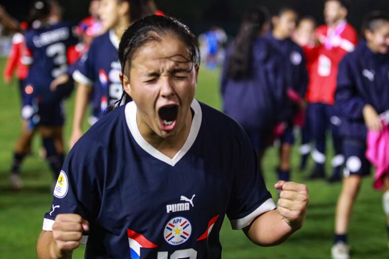 Las jugadoras de la selección paraguaya femenina Sub 17 celebran el triunfo y clasificación al Cuadrangular Final del Sudamericano Sub 17 en el CARFEM de Ypané, Paraguay.