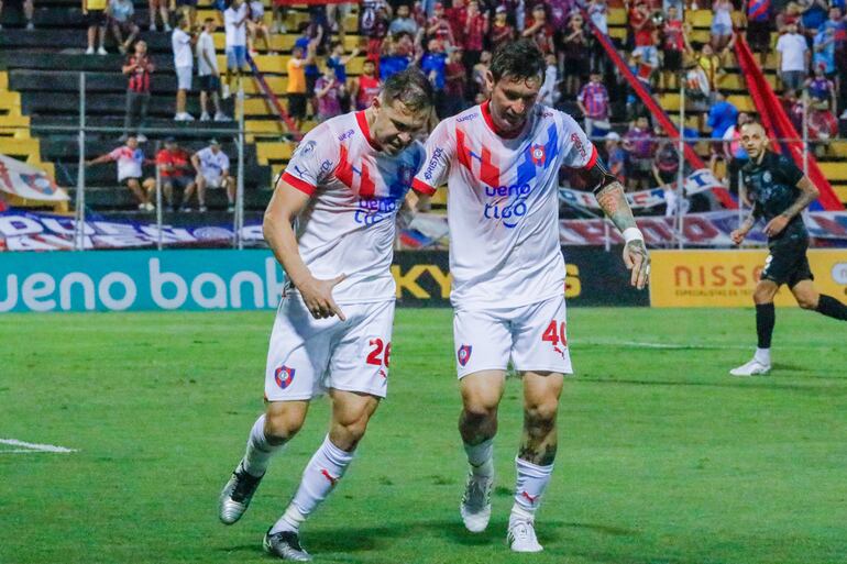 Robert Piris da Motta (i), jugador de Cerro Porteño, celebra un gol en el partido frente a Sportivo Trinidense por la fecha 21 del torneo Clausura 2024 del fútbol paraguayo en el estadio Rogelio Silvino Livieres, en Asunción.