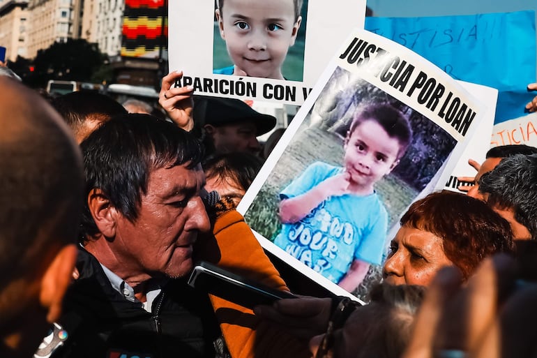 AME1161. BUENOS AIRES (ARGENTINA), 11/07/2024.- Manifestantes se reúnen en el centro de Buenos Aires para reclamar justicia por Loan Peña, este jueves, en Buenos Aires (Argentina). La familia de Loan Peña, el niño de 5 años desaparecido desde el 13 de junio en un área rural, cerca de la localidad de 9 de Julio, convocó una concentración para reclamar justicia. EFE/ Juan Ignacio Roncoroni
