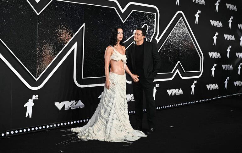 Katy Perry y Orlando Bloom derrochando amor y glamour a su llegada a los MTV Video Music Awards 2024. (ANGELA WEISS / AFP)