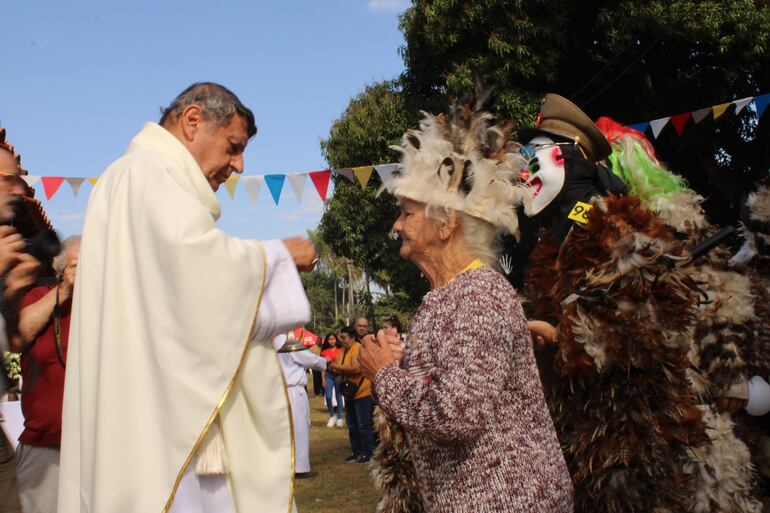 Con misa, procesión y trajes de plumas honraron a San Francisco Solano