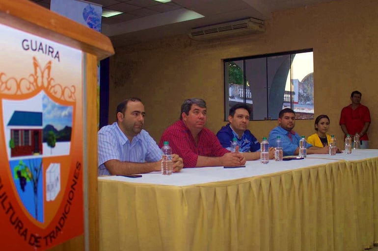 El precandidato a diputado Ronald Vázquez, junto al diputado y precandidato a gobernador, Ever Noguera, junto al ministro de la Juventud Édgar Colmán y otros funcionarios de la SNJ.