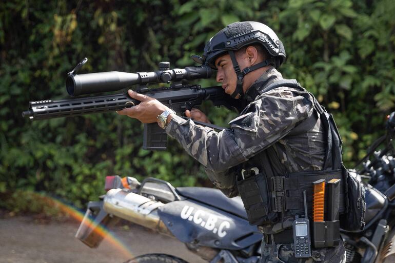 Un integrante de la Policía Nacional Bolivariana (PNB) participa en un operativo contra el líder de la banda delincuencial de Petare, Wilexis Acevedo Monasterio.