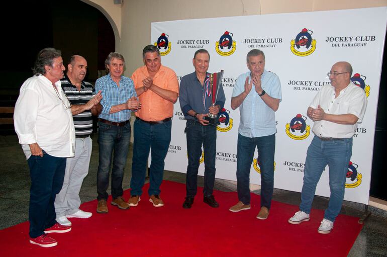 Dom Pablo ganó el clásico largo y su propietario, Juan Carlos Aveiro recibió el trofeo.

