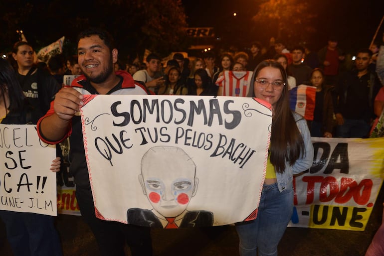 Estudiantes se movilizan por eliminación del Fonacide.