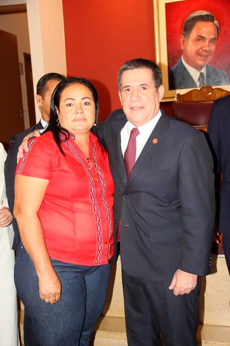 Licenciada Sira Samaniego, directora del IPS en Fuerte Olimpo y también presidenta de Seccional Colorada, acá junto a su líder Horacio Cartes.