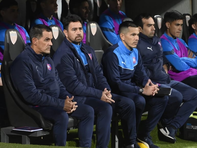 El argentino Víctor Bernay (i), entrenador interino de Cerro Porteño, durante el partido ante Sportivo Ameliano por la segunda fecha del torneo Clausura 2023 del fútbol paraguayo en el estadio Villa Alegre, en Encarnación.