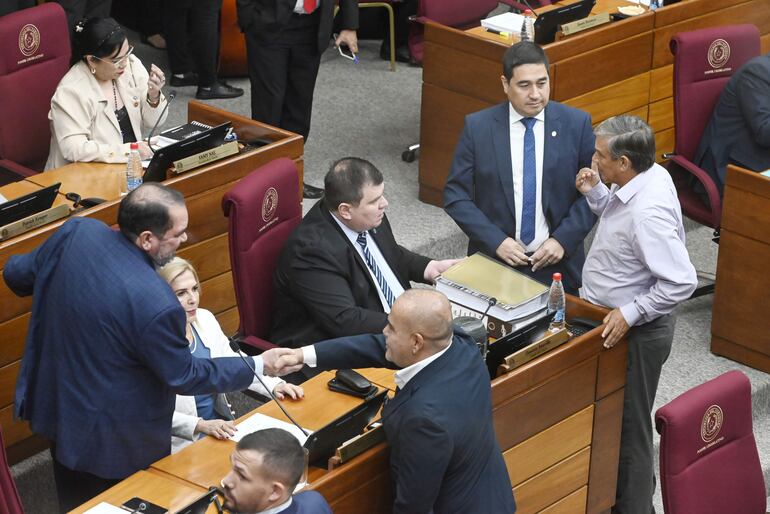 El senador Basilio "Bachi" Núñez (ANR, HC) saluda a sus colegas expulsados del PLRA.