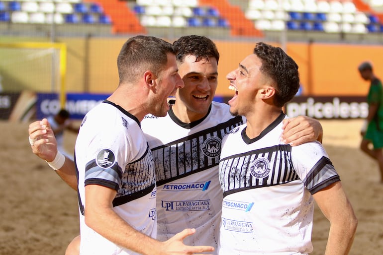 Los futbolistas del 24 de Setiembre celebran un gol en el partido frente a Palma Verde de Bolivia por los cuartos de final de la Copa Libertadores de Fútbol Playa 2024 en el estadio Mundialista Los Pynandi, en Luque, Paraguay.