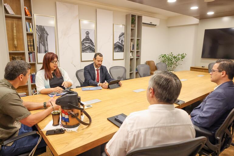 El ministro de Educación, Luis Ramírez y el viceministro de Educación Superior, Federico Mora (ambos de espaldas), se reunieron esta mañana con el presidente Santiago Peña y la rectora de la UNA, Zully Vera.