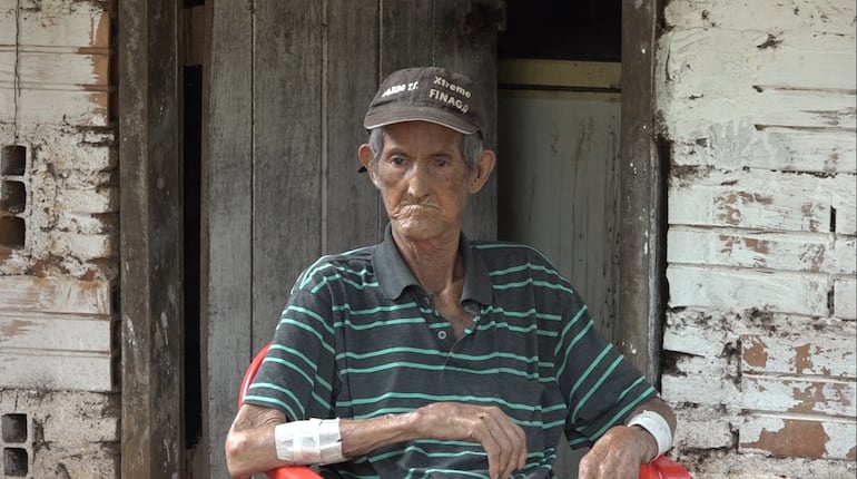 José del Rosario Bernal, adulto mayor afectado.