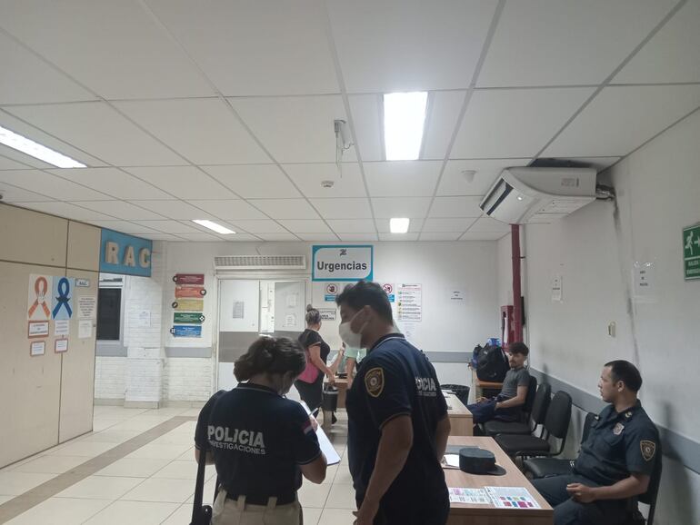 Uniformados policiales se constituyeron en el Hospital de Trauma.