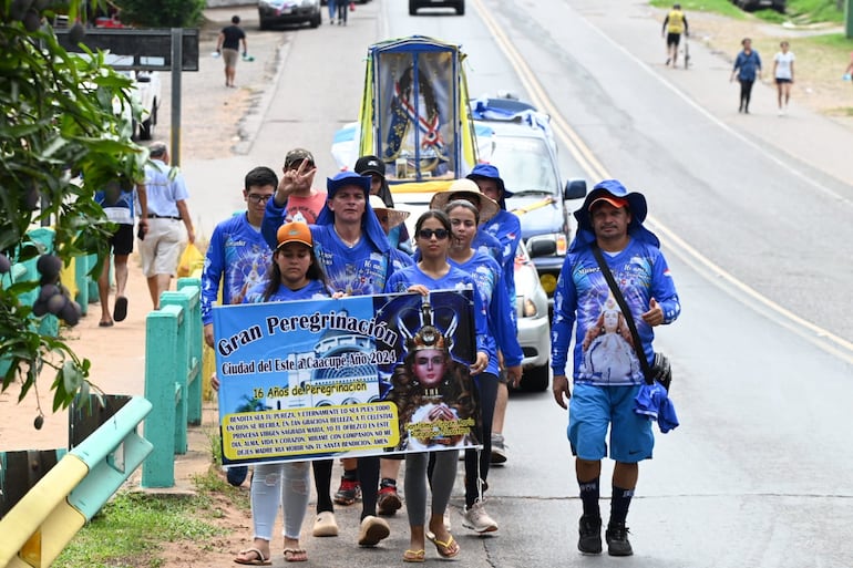 Peregrinos de Ciudad del Este caminaron por casi 270 kilómetos para cumplir sus promesas.