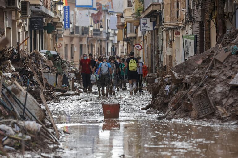 FOTO DEL DÍA PAIPORTA (VALENCIA), 04/11/2024. Fotografía de una de las calles de Paiporta encharcadas por las lluvias de ayer y que han afectado a las labores de limpieza, Valencia, este lunes. La provincia de Valencia intenta retomar la actividad laboral y las clases en los colegios mientras continúan de forma intensa las labores de búsqueda de desaparecidos, de abastecimiento y atención a los damnificados, y de la limpieza de las calles y bajos de numerosos municipios, sobre los que ha vuelto a llover este domingo. EFE/ Manuel Bruque