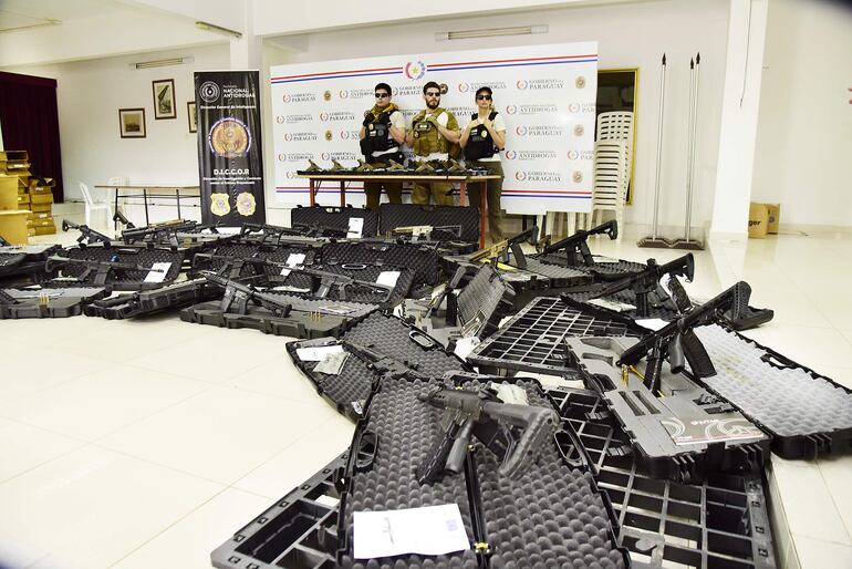 Algunas de las armas que fueron incautadas durante la operación Dakovo. 