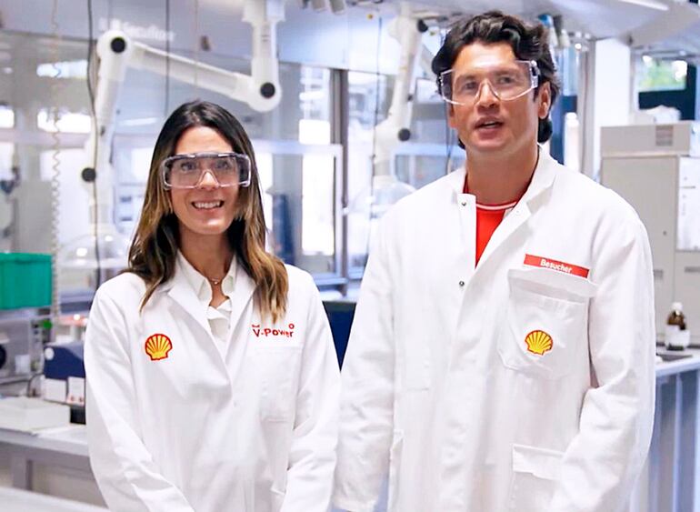 Nelson Haedo Valdez junto con la científica María Rodríguez, en el Centro Tecnológico de Hamburgo.