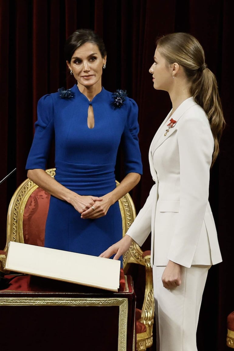 La princesa de Asturias, acompañada por su madre, la reina Letizia, jura la Constitución en el día de su 18 cumpleaños, este martes en el Congreso de los Diputados, en una ceremonia que representa el hito más importante de su trayectoria institucional y pavimenta el camino para que algún día se convierta en reina. (EFE/Ballesteros POOL)
