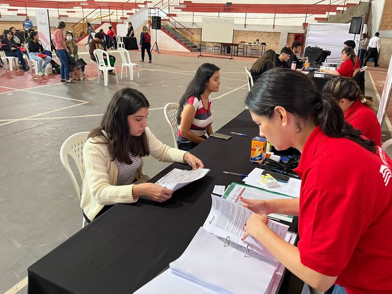 Algunos jóvenes estudiarán medicina gracias a las becas de Itaipú.