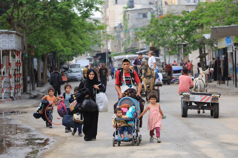 Familias huyen este martes de la zona de Tar al-Sultan, en Rafah, luego de nuevos ataques israelíes en la zona.