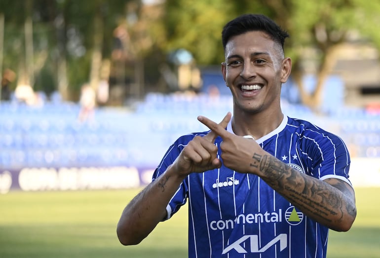 Lisandro Cabrera, autor de dos de los tres goles de Sol de América ayer en Villa Elisa en el triunfo por 3-2 frente a Nacional.