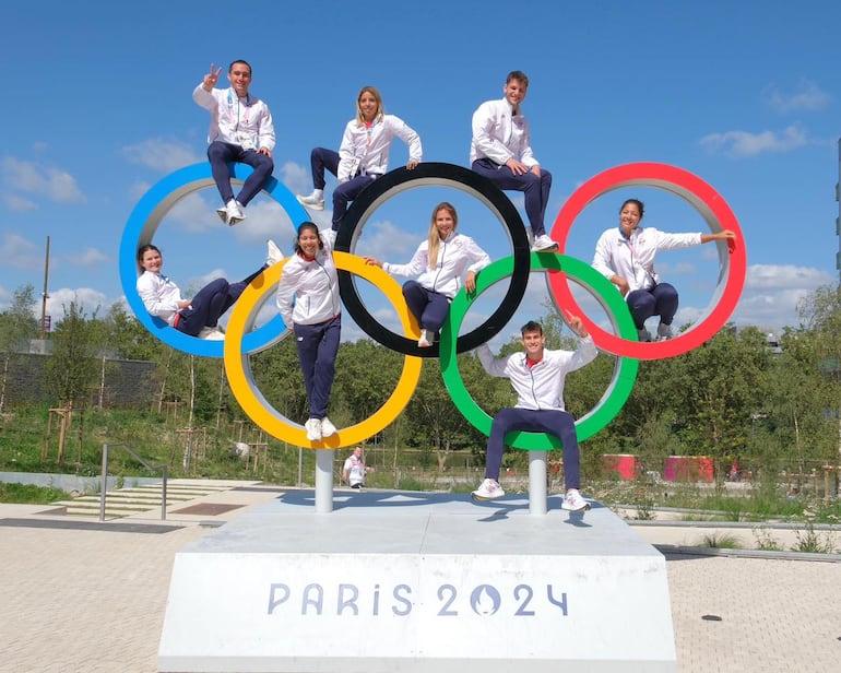 Los atletas del Team Paraguay posan en los emblemáticos anillos olímpicos.