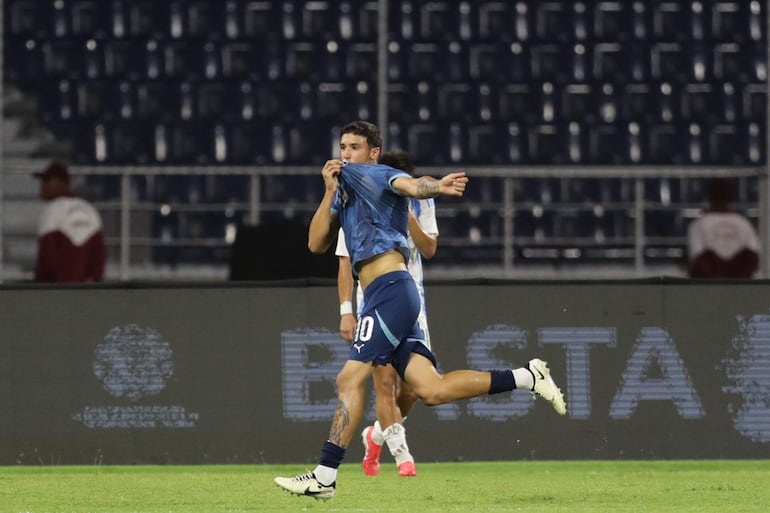 Luca Kmet, argentino naturalizado paraguayo, celebra su gol, el primero de la Albirroja contra la Albiceleste.