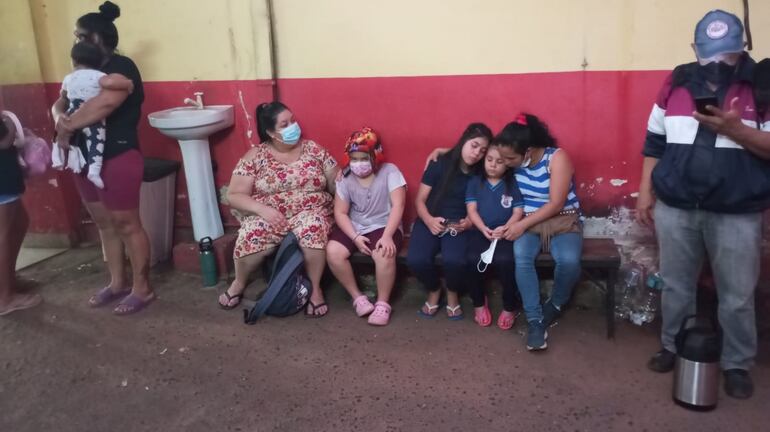 Niños con síntomas respiratorios esperando atención médica en el Hospital Distrital de San Lorenzo. 