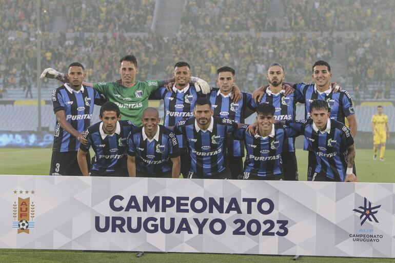 AME3314. MONTEVIDEO (URUGUAY), 09/12/2023.- Jugadores de Liverpool posan hoy, en la final del Campeonato Uruguayo entre Liverpool y Peñarol en el Estadio Centenario en Montevideo (Uruguay). EFE/ Gastón Britos
