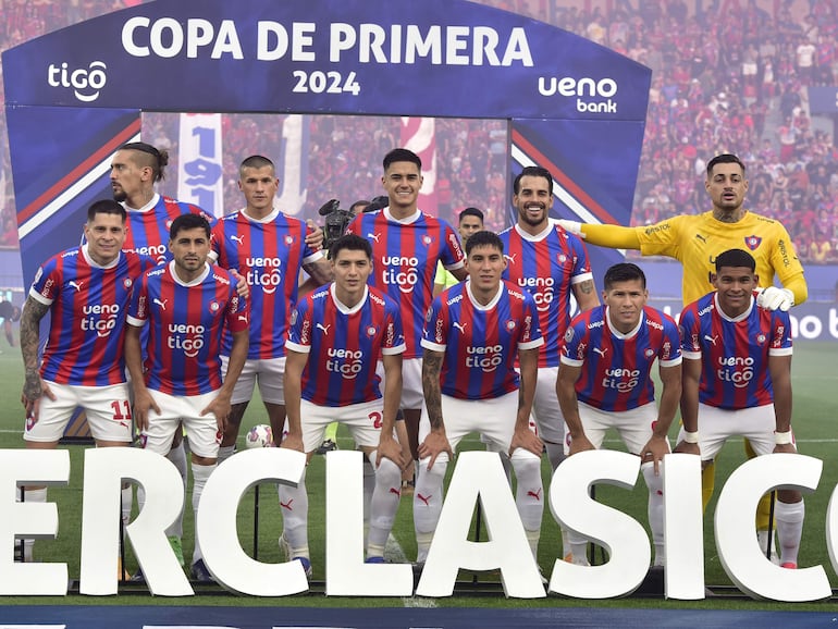 Los jugadores de Cerro Porteño posan para la fotografía previa al partido contra Olimpia por el superclásico del fútbol paraguayo en el torneo Clausura 2024 en el estadio La Nueva Olla, Asunción.