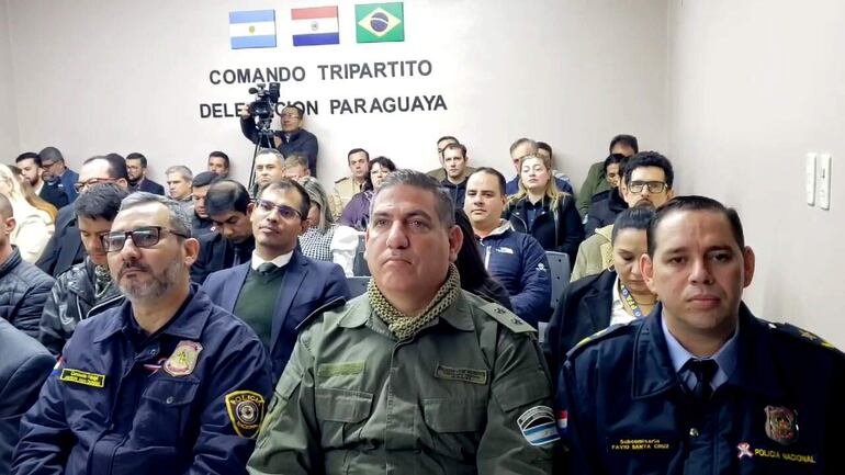 El subcomisario Favio Santacruz (derecha),  jefe de Comando Tripartito. 