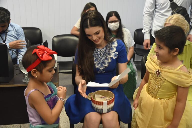 Nadia Ferreira leyendo las cartitas que le entregaron las dulces niñas. (Arcenio Acuña)