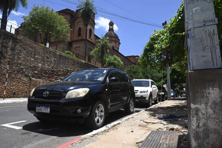 Un vehículo estacionado junto a la Iglesia de la Encarnación en el espacio demarcado por Parxin.