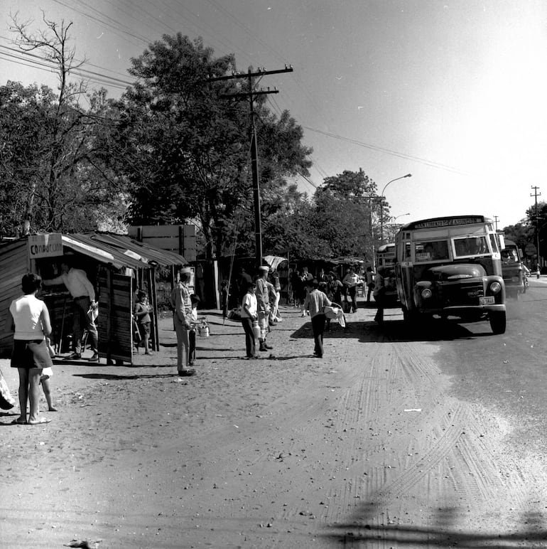 Un ómnibus llega a la avenida Eusebio Ayala y Calle Última.