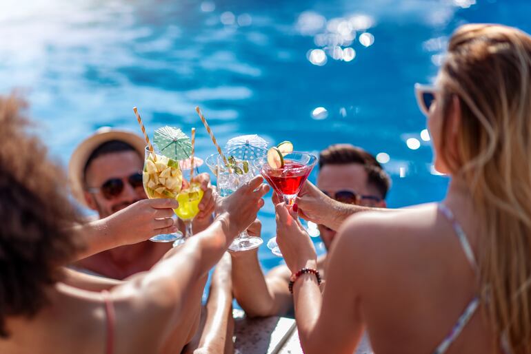 Brindis entre amigos en la pileta.