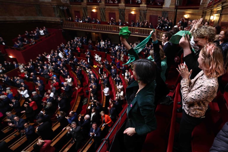 Pañuelo verde. Así celebran las feministas el logro obtenido en el Parlamento francés. 