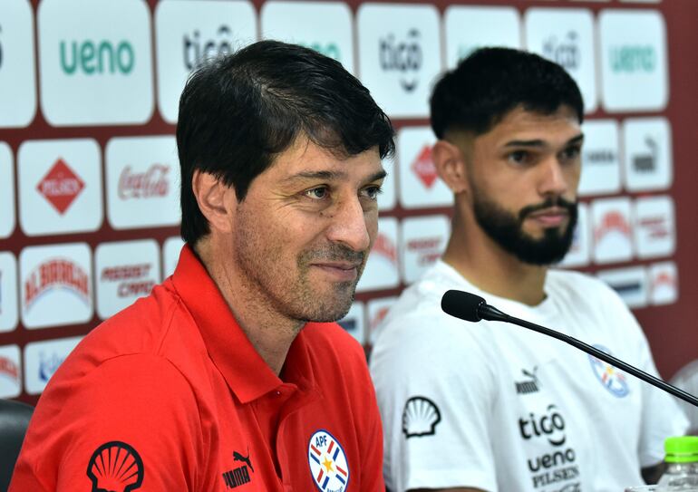 El director técnico de la selección paraguaya de fútbol, Daniel Garnero (i), y el jugador Omar Alderete (d) ofrecen una rueda de prensa hoy, en Ypane (Paraguay).