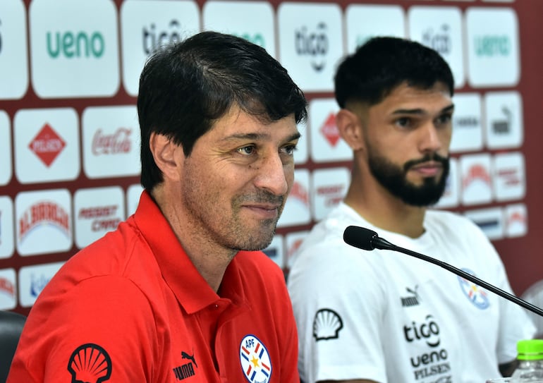 El argentino Daniel Garnero, entrenador de la selección paraguaya, y Omar Alderete en la conferencia previa al partido frente a Chile en Ypané. 