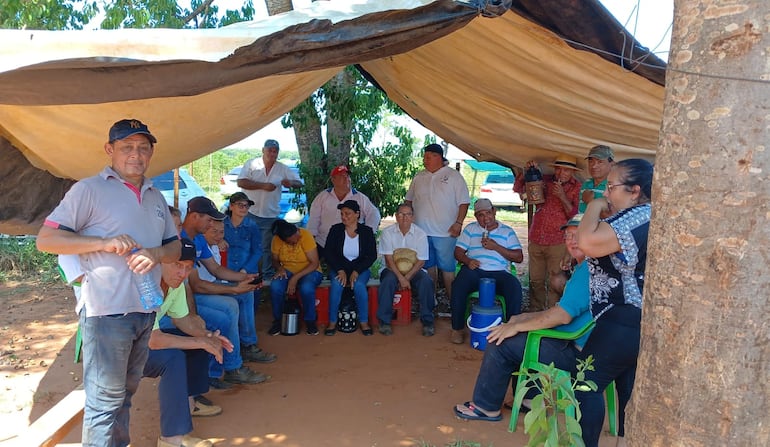 En San Pedro de Ycuamandyyú, pobladores afectados por la obra vial, se acampan en la carpa de la "resistencia" para exigir indemnización