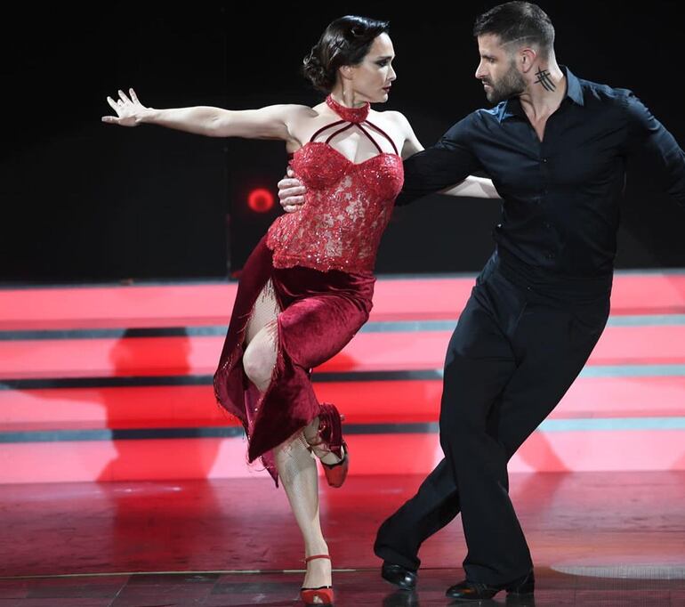 Lali González y Maxi Diorio bailando tango en la pista de América TV.