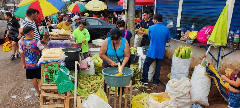 Vendedores preparan los paquetes de choclo, uno de los productos de mayor demanda en esta época del año. 