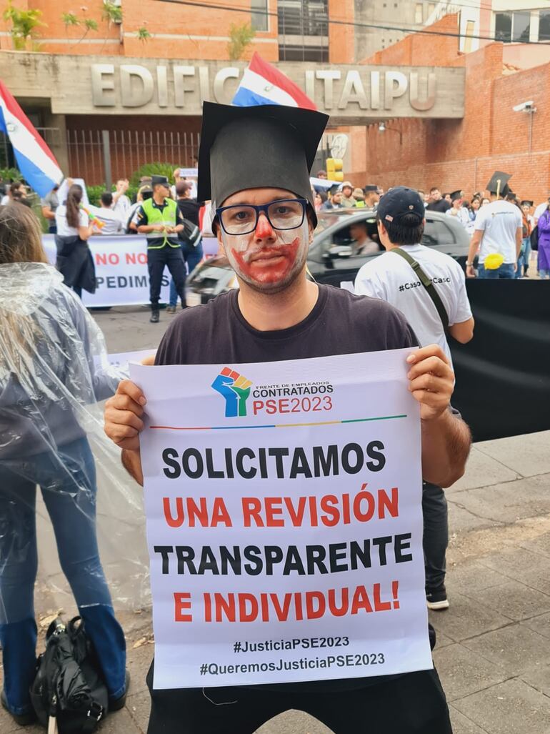 El economista y abogado Marcelo Morínigo, manifestándose frente a la Itaipú.