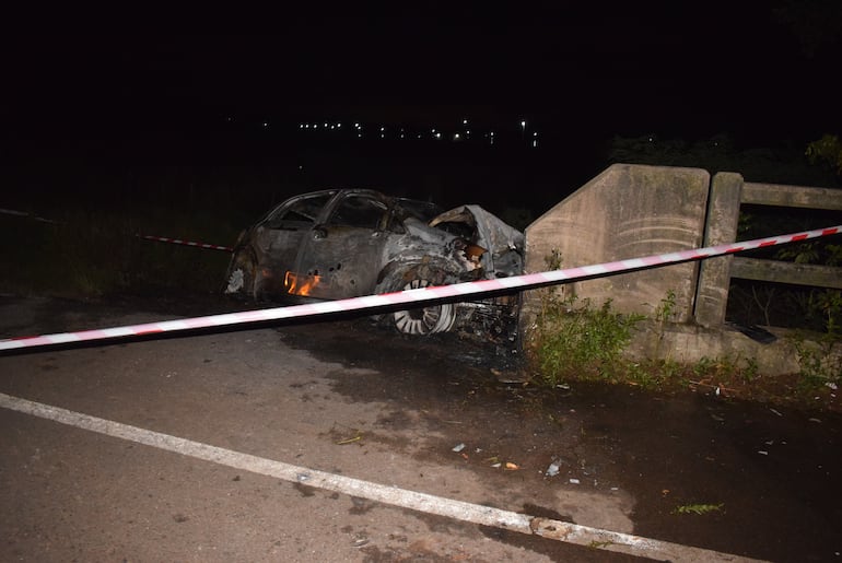 Tras el impacto se incendió el automóvil y fallecieron calcinadas dos personas.