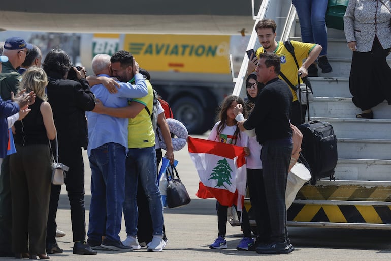 El presidente brasileño, Luiz Inácio Lula da Silva, abraza a un ciudadano brasileño residente en el Líbano a su llegada este domingo a São Paulo (Brasil). Lula da Silva recibió en la Base Aérea de São Paulo a un primer grupo de 228 brasileños y sus familiares repatriados desde el Líbano como consecuencia de los bombardeos de Israel en ese país. 
